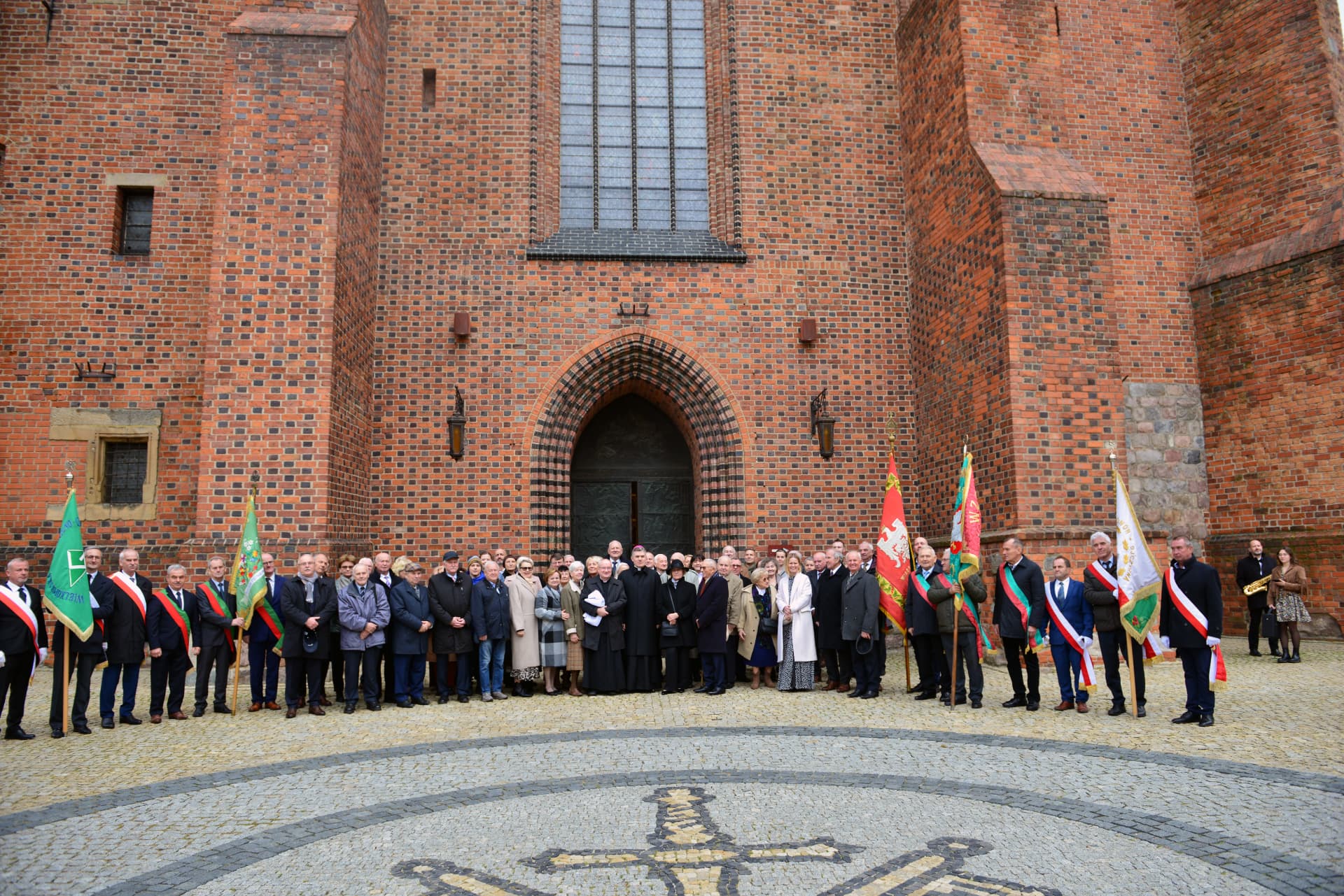 Członkowie i delegacje WZO podczas uroczystości przed Katedrą Poznańską