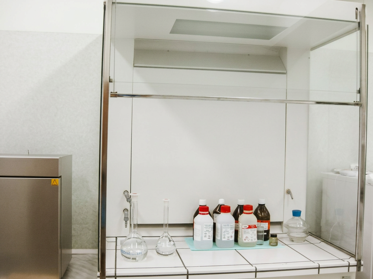 Komora laminarna i odczynniki chemiczne.